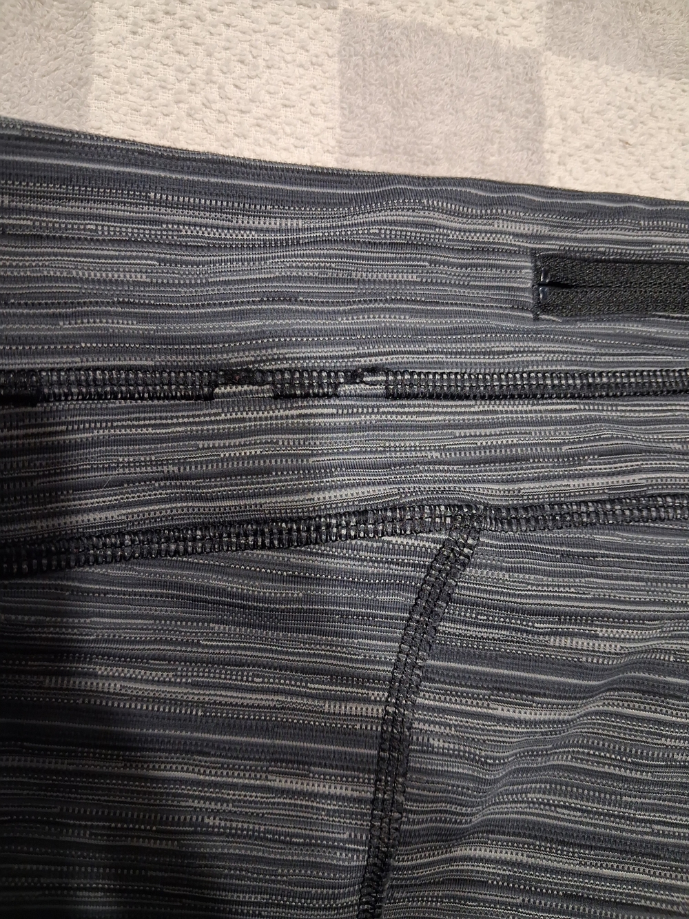 Lululemon Run: Inspire Crop II (Mesh) Size 6 - Picture 10 of 12